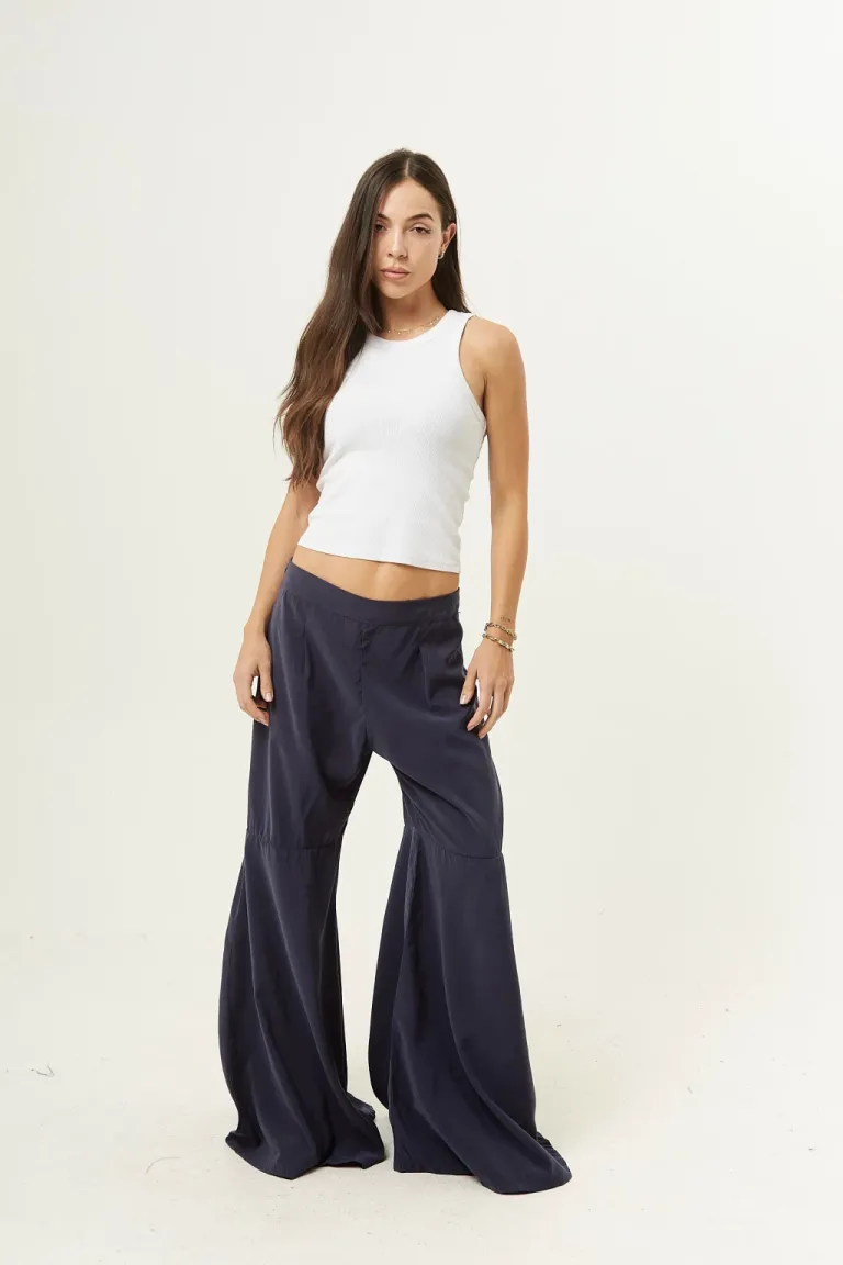 Pantalón sastre de corte en rodilla con cierre invisible de costado, ideal para looks nocturnos de Belle en Pantalones para argentina