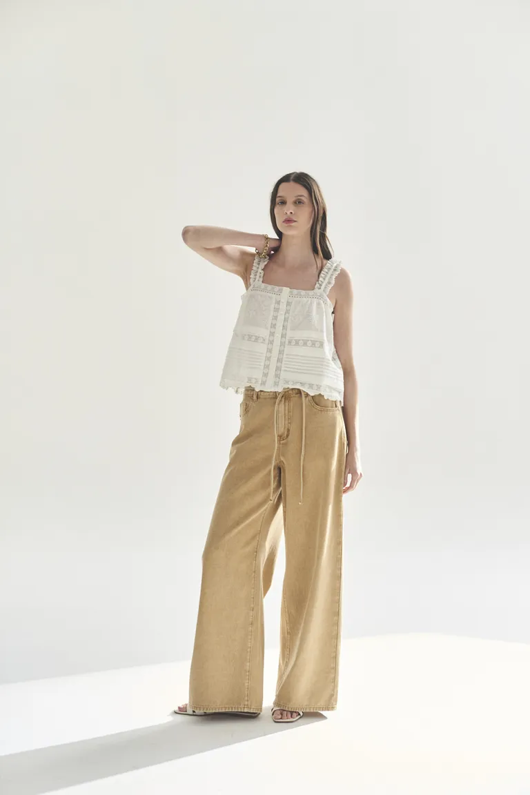 Blusa blanca sin mangas con escote cuadrado, silueta holgada y caída suave de Akiabara en Blusas para argentina