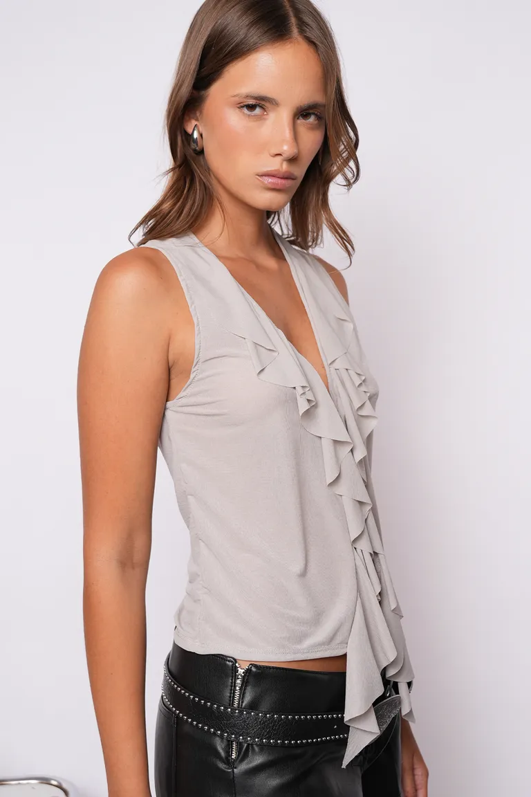 Top sin mangas con volados en el escote y cierre frontal con botón de Top White en Tops para argentina