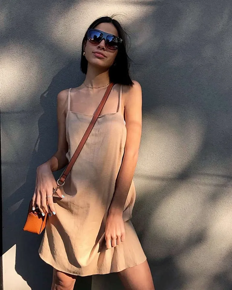 Vestido de lino y spandex con tirantes finos, perfecto para un estilo casual y elegante de Hesed en Vestidos para argentina