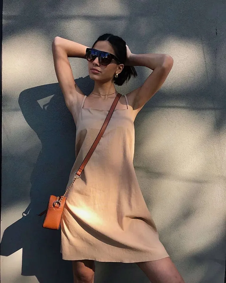 Vestido de lino y spandex con tirantes finos, perfecto para un estilo casual y elegante de Hesed en Vestidos para argentina