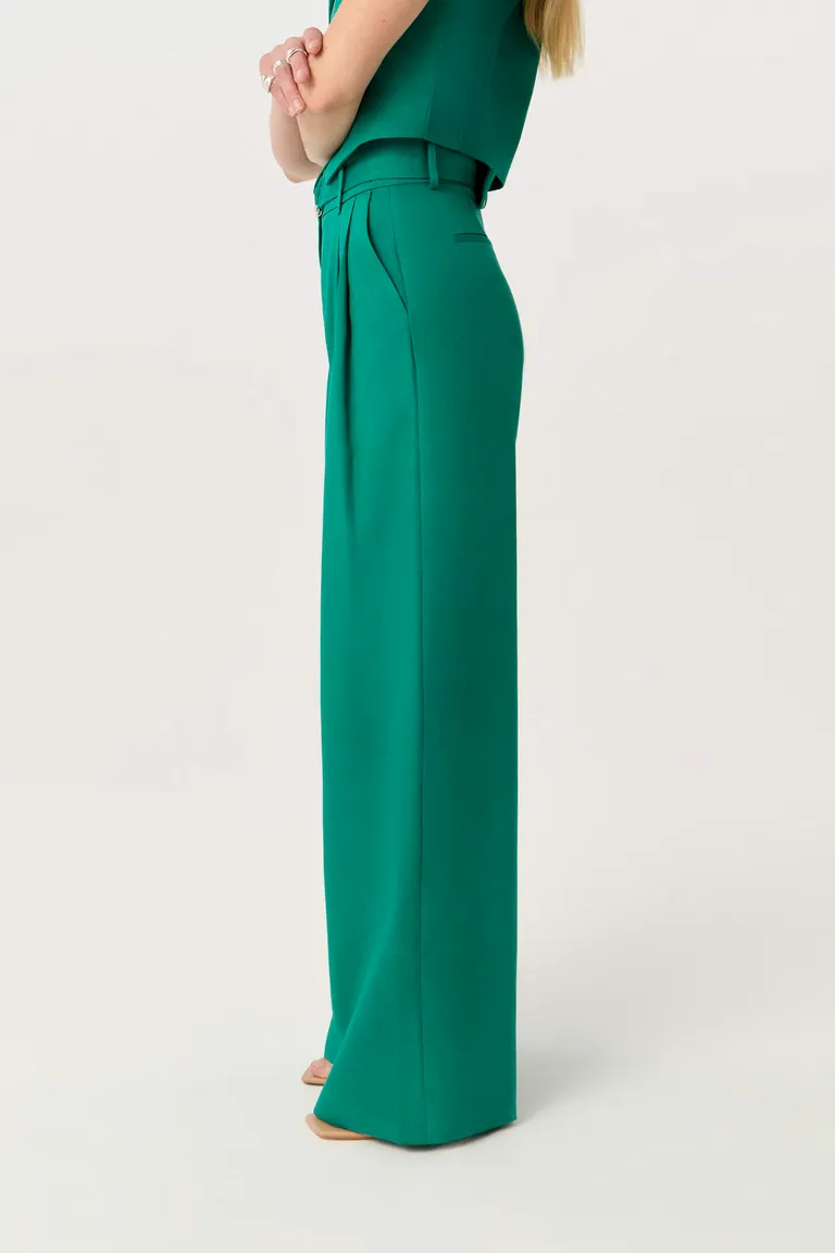 Pantalón ancho de tiro alto en tono verde, ideal para eventos casuales y de día de Markova en Pantalones para argentina