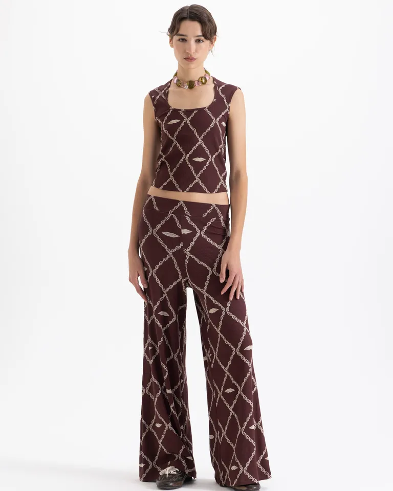 Musculosa con cuello redondo y estampado geométrico en toda la prenda de calce clásico de Jazmin Chebar en Remeras para argentina