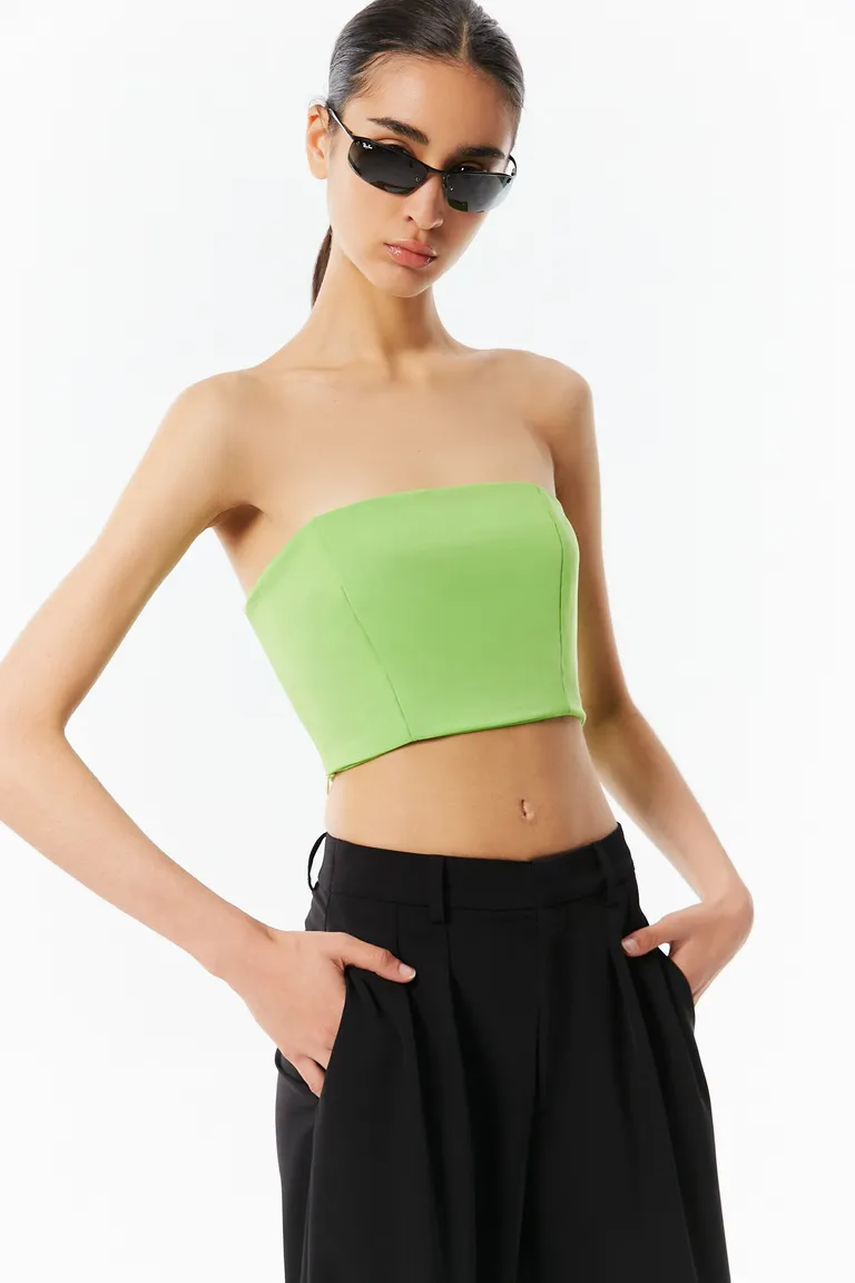 Top strapless verde con pinzas en corte ajustado y diseño moderno de Naíma en Tops para argentina