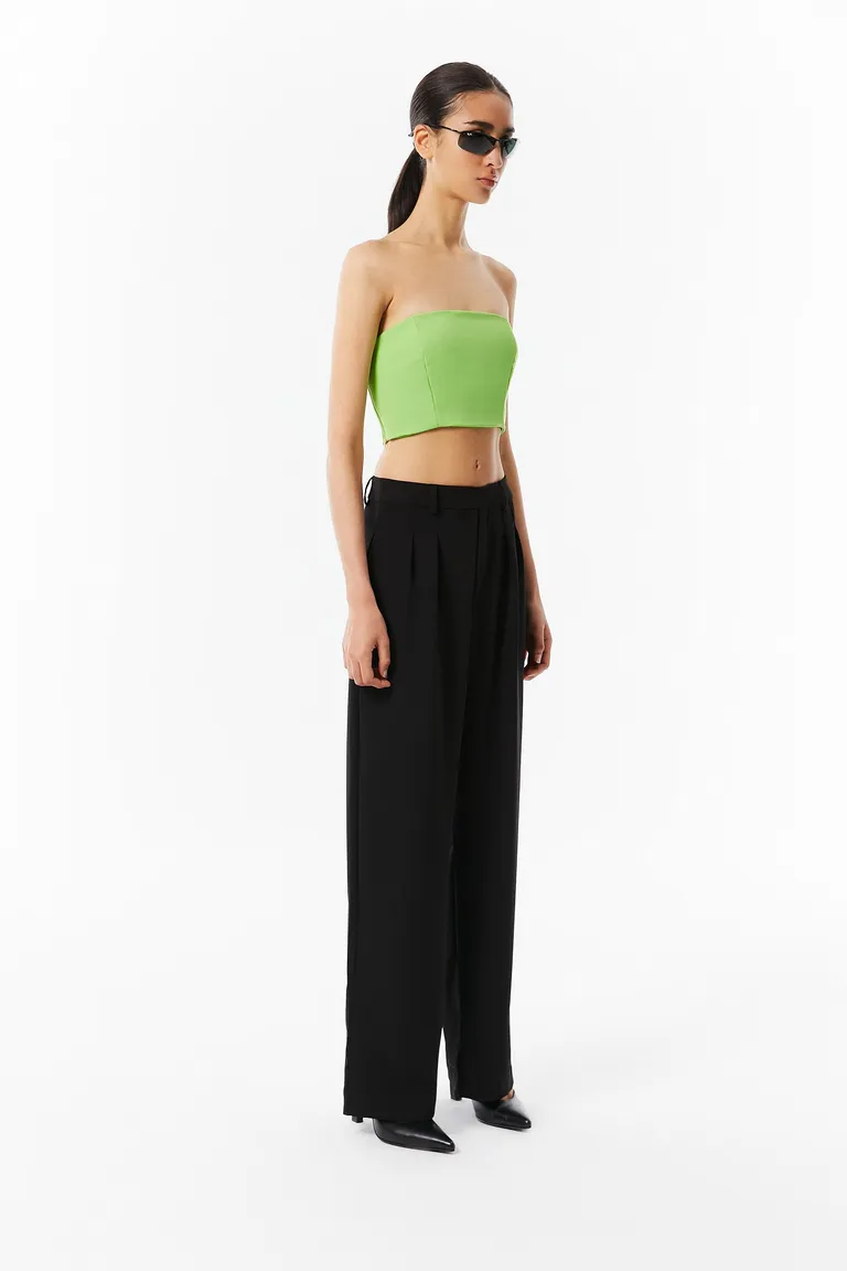 Top strapless verde con pinzas en corte ajustado y diseño moderno de Naíma en Tops para argentina