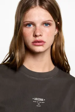 Camiseta crop estampada de Mango Teen en Remeras para argentina