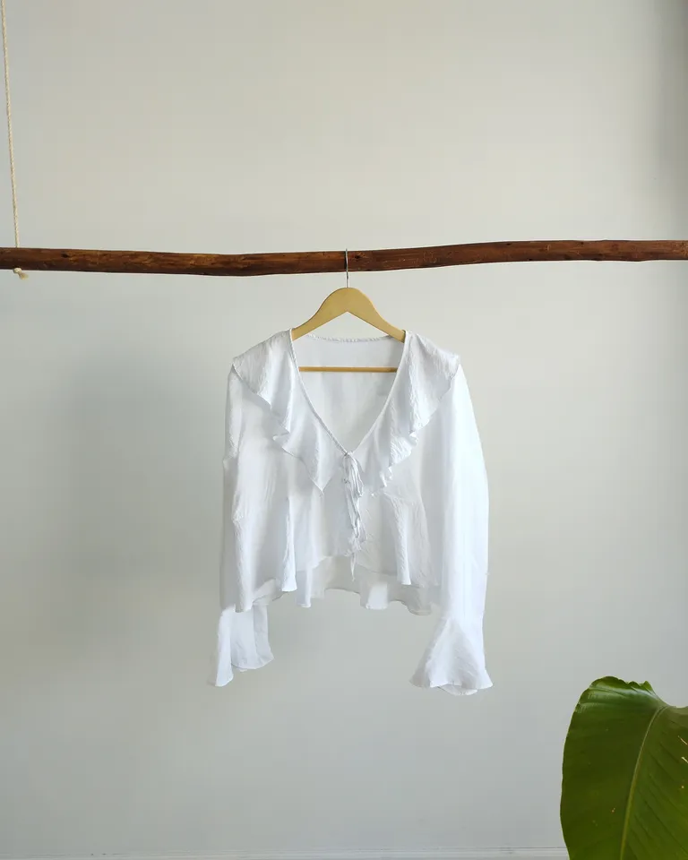 Blusa blanca con volados y lazo delantero - Elegante y femenina prenda de vestir de Lemmon en Blusas para argentina