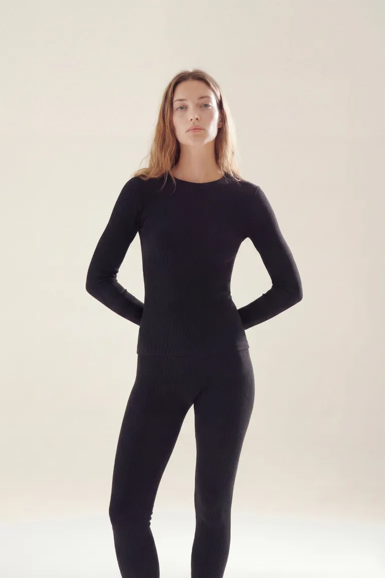 Remera de manga larga y cuello redondo con calce entallado y diseño minimalista para mujer de Akiabara en Remeras para argentina