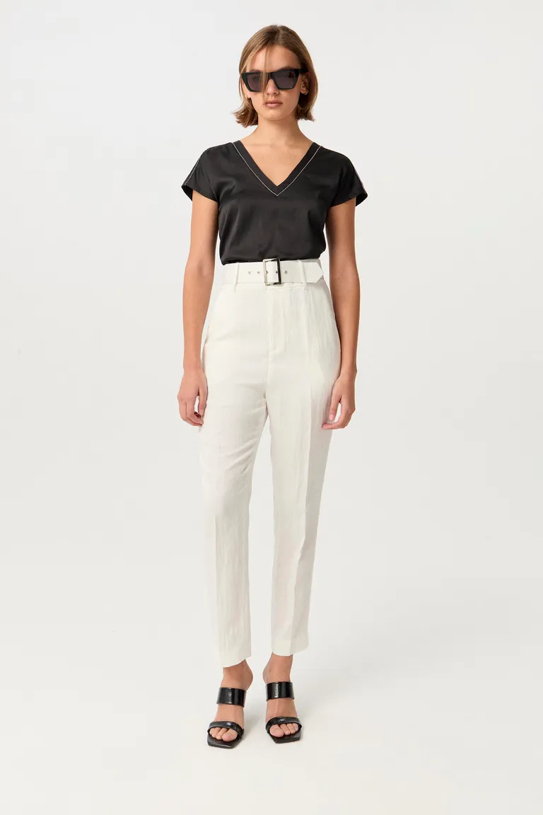 Remera negra de escote en V con acabado metálico, de corte relajado y estilo atemporal de Markova en Remeras para argentina