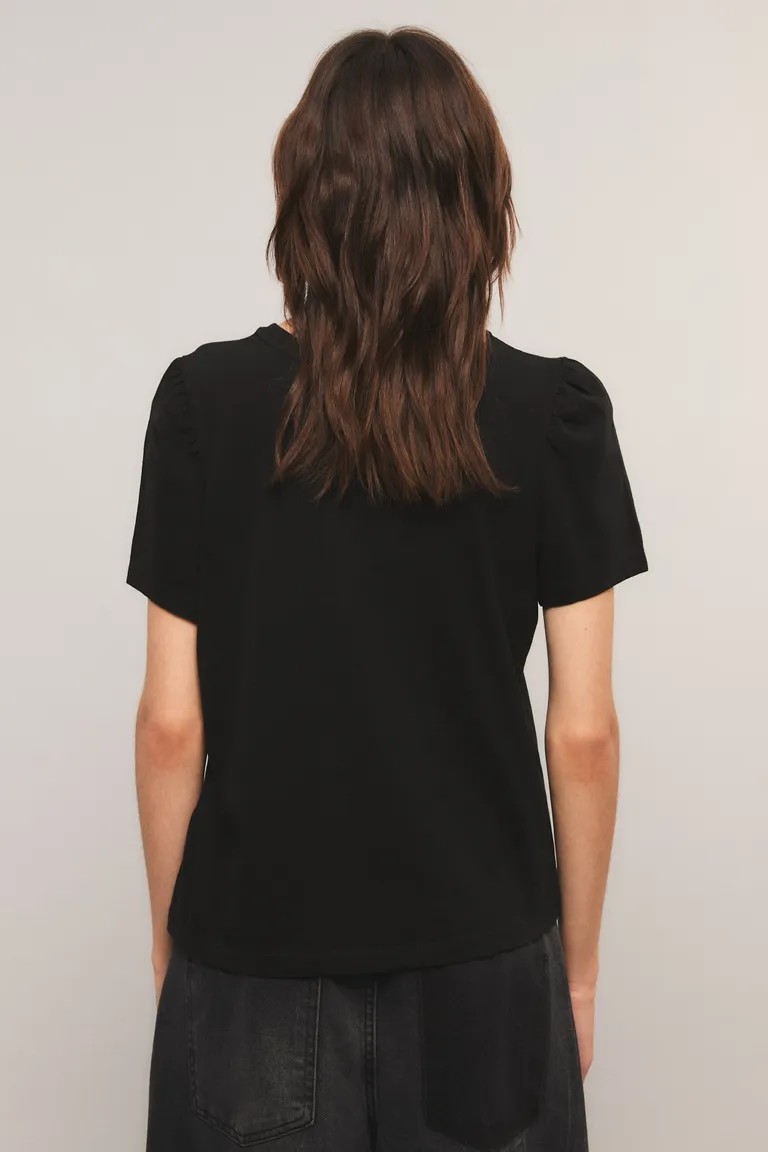 Remera de corte regular con escote redondo, mangas cortas fruncidas y estampa gráfica frontal exclusiva. de Kosiuko en Remeras para argentina