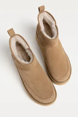 Botines efecto pelo cuero de Stradivarius en Botas y Botinetas para argentina