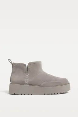 Botines efecto pelo cuero de Stradivarius en Botas y Botinetas para argentina