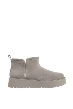 Botines efecto pelo cuero de Stradivarius en Botas y Botinetas para argentina