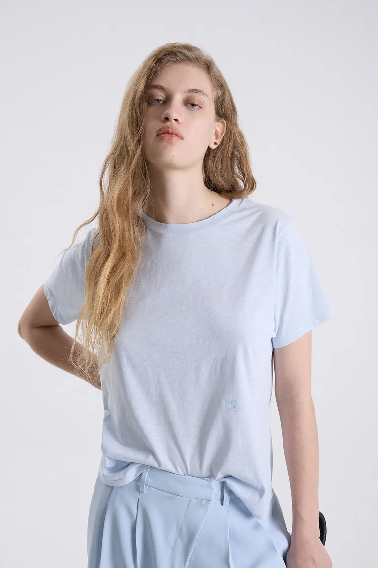 Remera de manga corta con cuello redondo y calce holgado de diseño básico de Maria Cher en Remeras para argentina