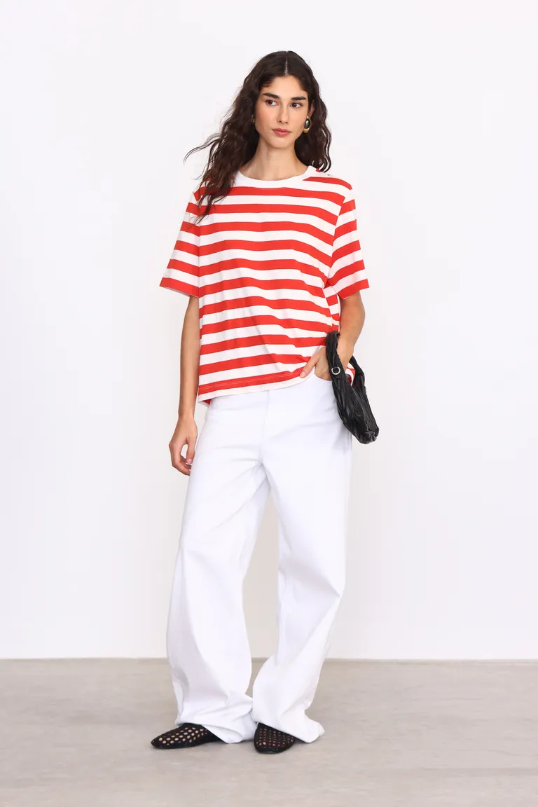 Remera manga corta oversize con diseño de rayas horizontales y cuello redondo de Yagmour en Remeras para argentina