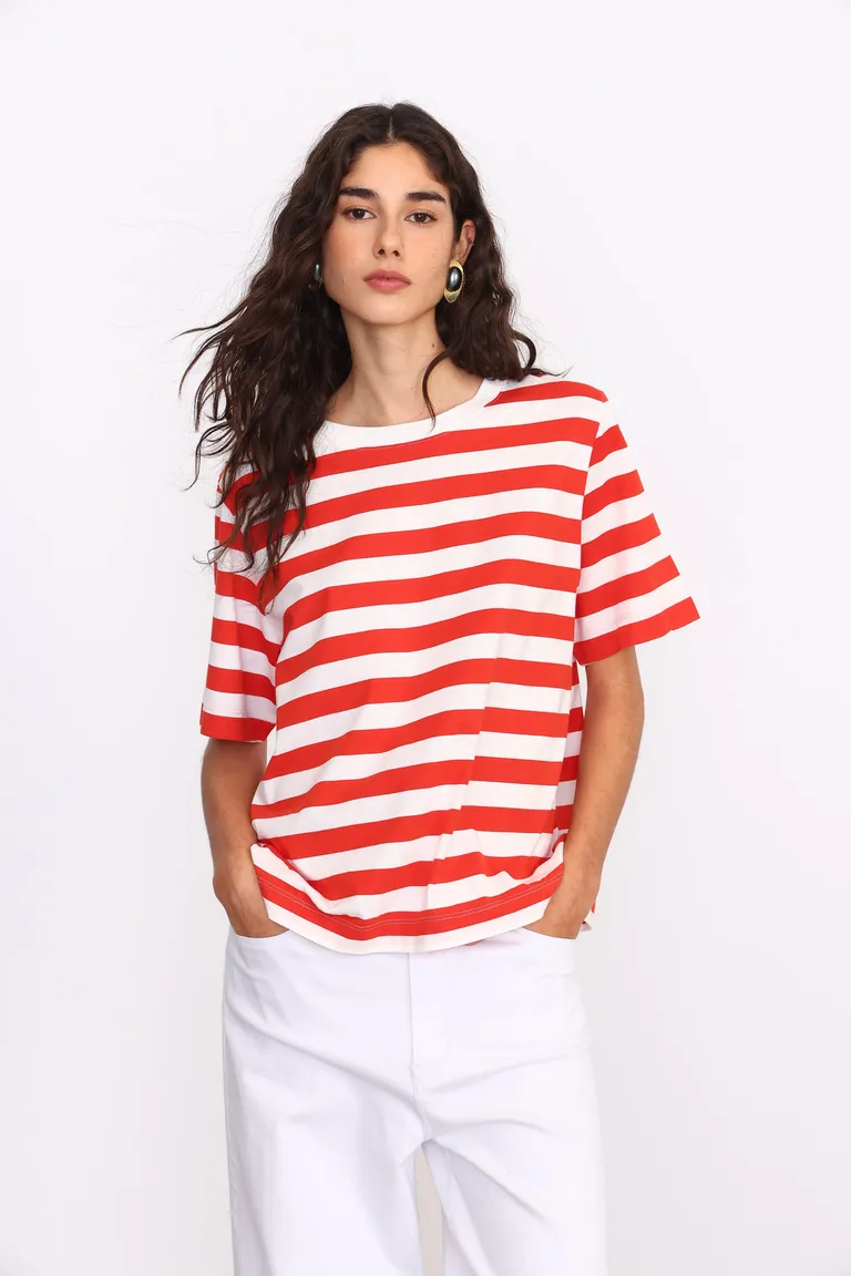 Remera manga corta oversize con diseño de rayas horizontales y cuello redondo de Yagmour en Remeras para argentina