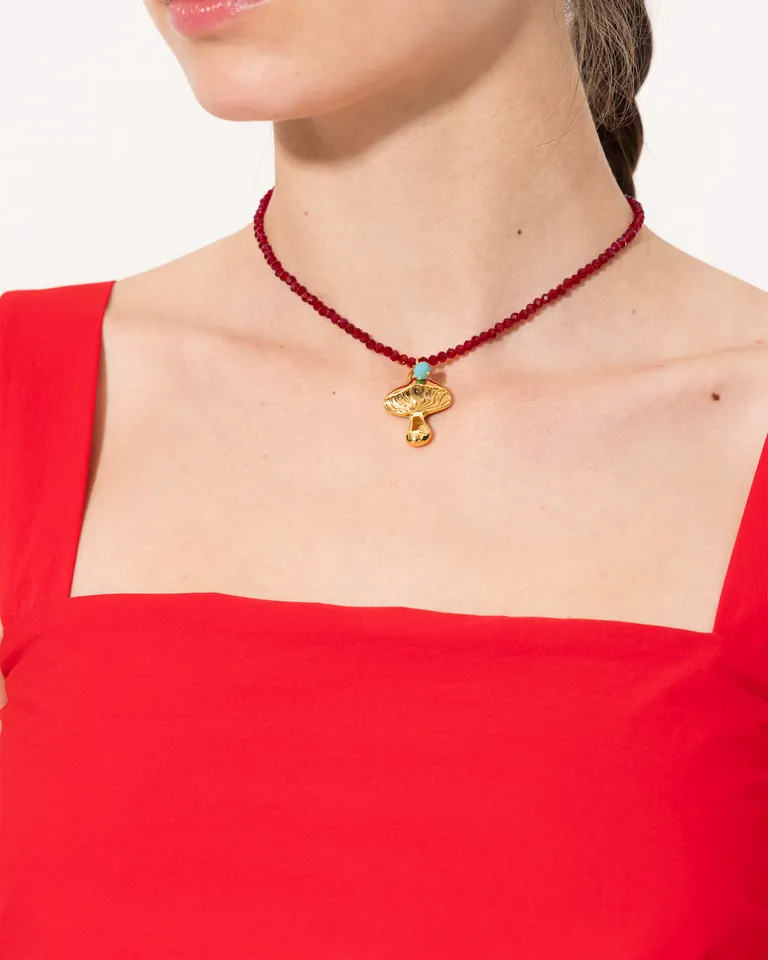Collar de cuentas de vidrio rojo con dije colgante, un accesorio de moda femenino versátil de Jazmin Chebar en Bijouterie para argentina
