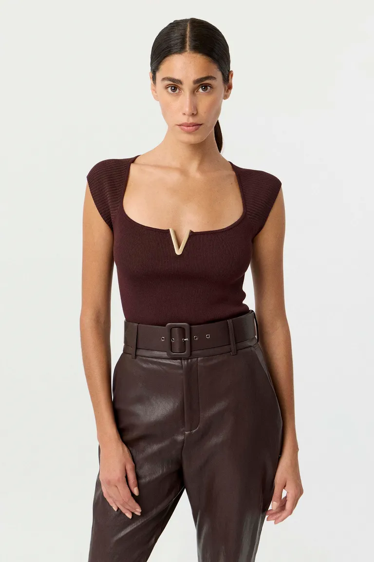 Remera tejida entallada con escote cuadrado y detalle metálico frontal de Markova en Remeras para argentina