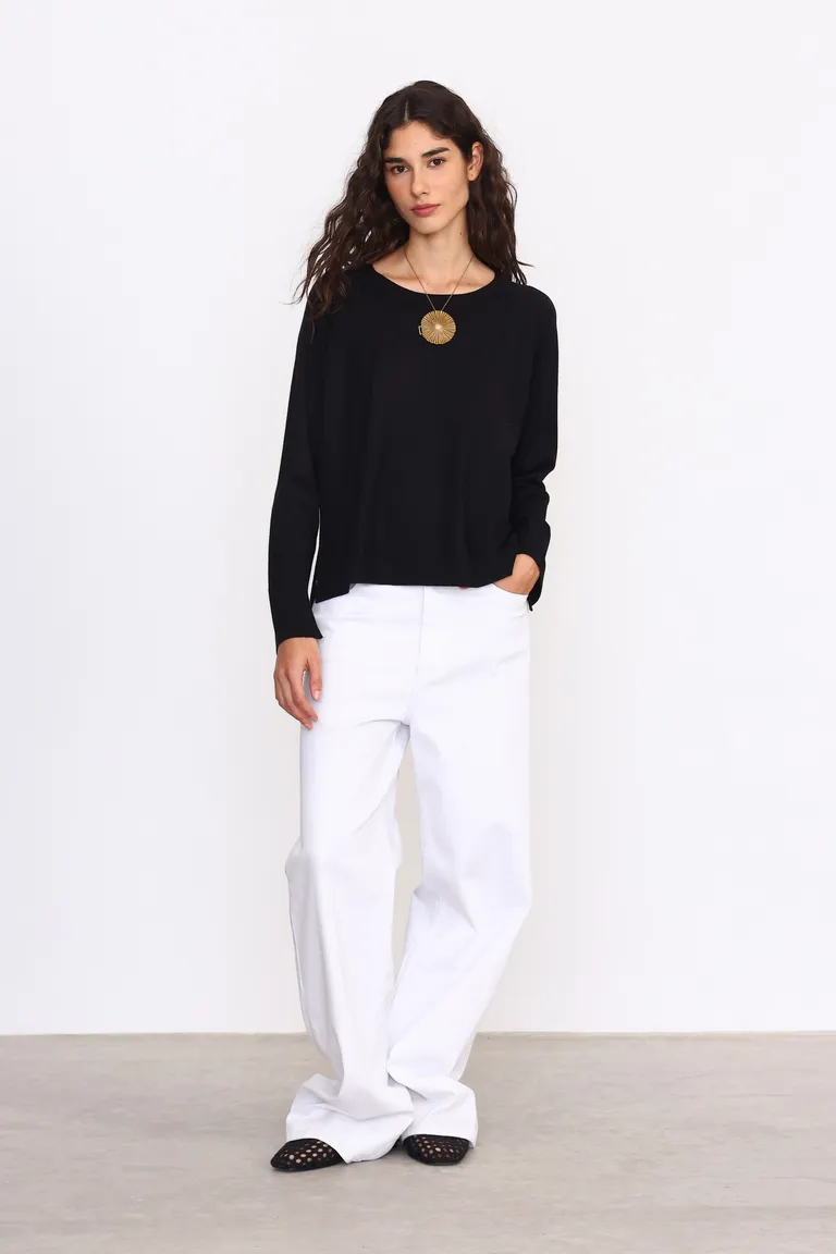 Suéter negro amplio de punto con cortes laterales para un look casual y moderno de Yagmour en Buzos y Sweaters para argentina