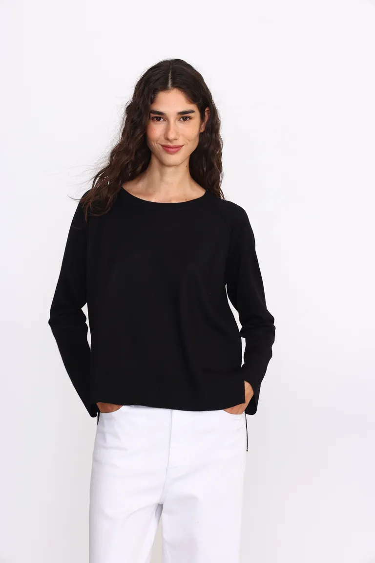 Suéter negro amplio de punto con cortes laterales para un look casual y moderno de Yagmour en Buzos y Sweaters para argentina