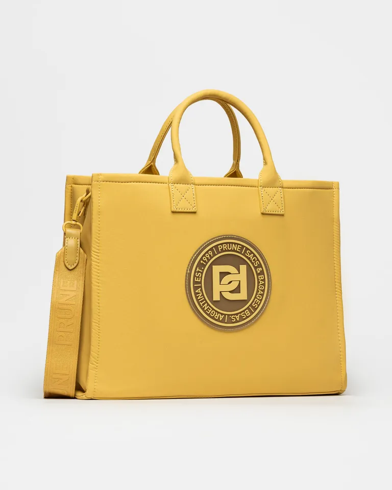Elegante cartera de mano amarilla con logo en relieve para mujeres de Prüne en Bolsos y Carteras para argentina