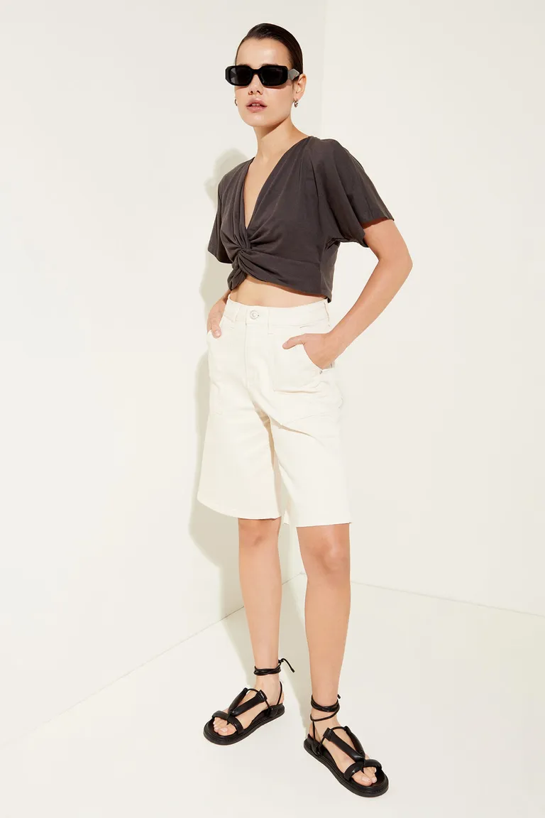 Bermuda de tiro alto con corte amplio y bolsillos plaqué con ruedo con dobladillo de Cuesta Blanca en Shorts para argentina