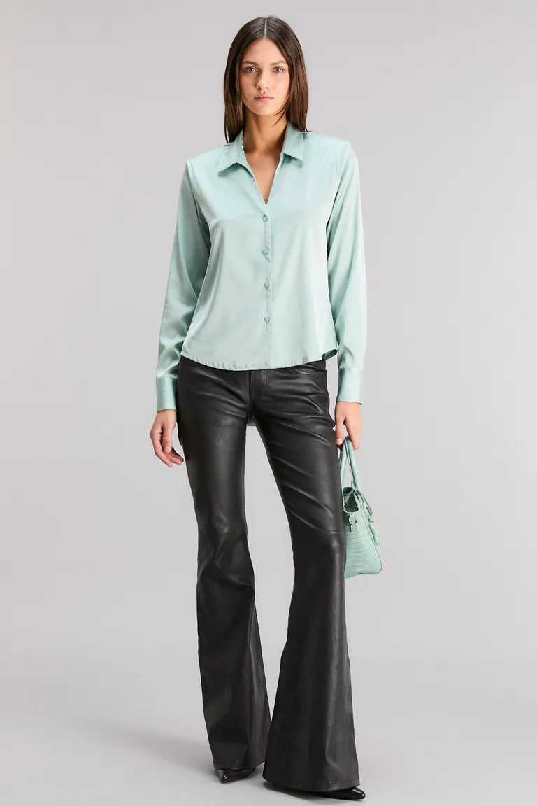 Camisa de satén de corte slim en tonos verdes pastel para un look fresco y elegante de Kosiuko en Camisas para argentina