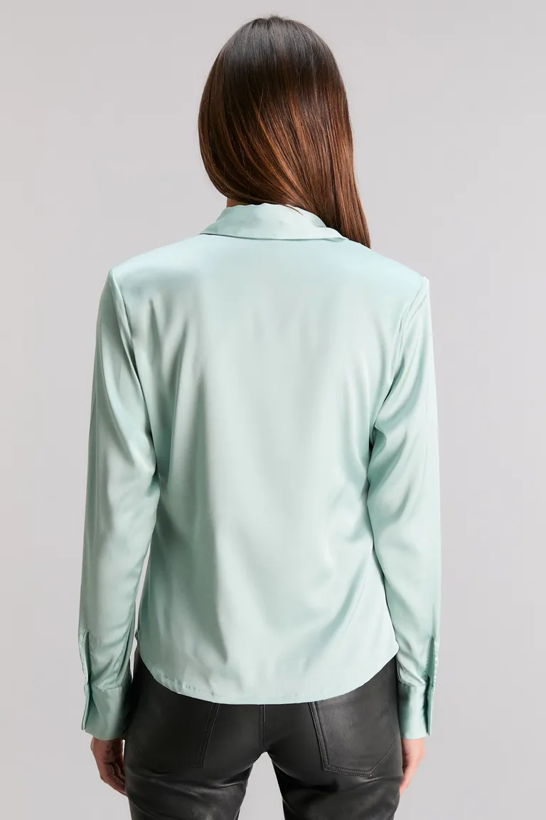 Camisa de satén de corte slim en tonos verdes pastel para un look fresco y elegante de Kosiuko en Camisas para argentina