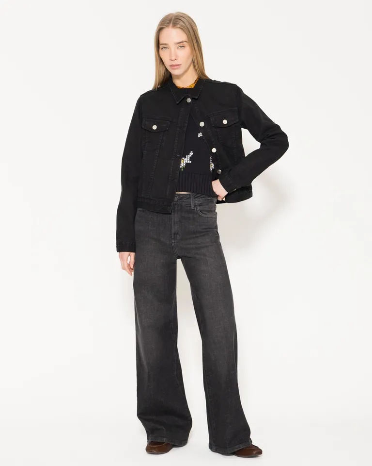 Chaqueta negra con botones y bolsillos laterales, perfecta para tu estilo urbano de Jazmin Chebar en Chaquetas para argentina