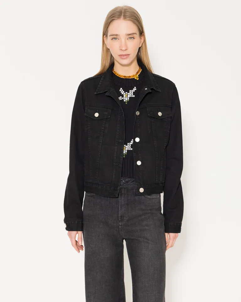 Chaqueta negra con botones y bolsillos laterales, perfecta para tu estilo urbano de Jazmin Chebar en Chaquetas para argentina
