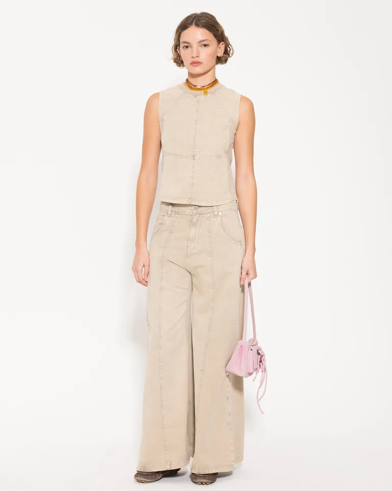 Pantalón de tiro medio con aplicaciones metálicas para una imagen chic y refinada de Jazmin Chebar en Pantalones para argentina