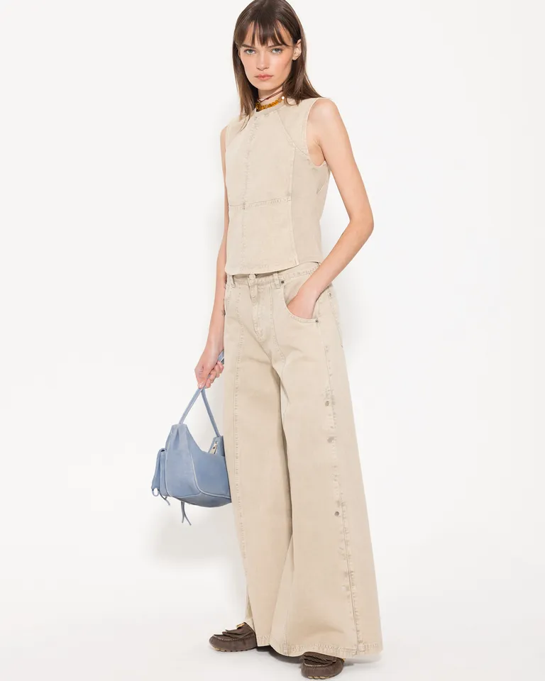 Pantalón de tiro medio con aplicaciones metálicas para una imagen chic y refinada de Jazmin Chebar en Pantalones para argentina