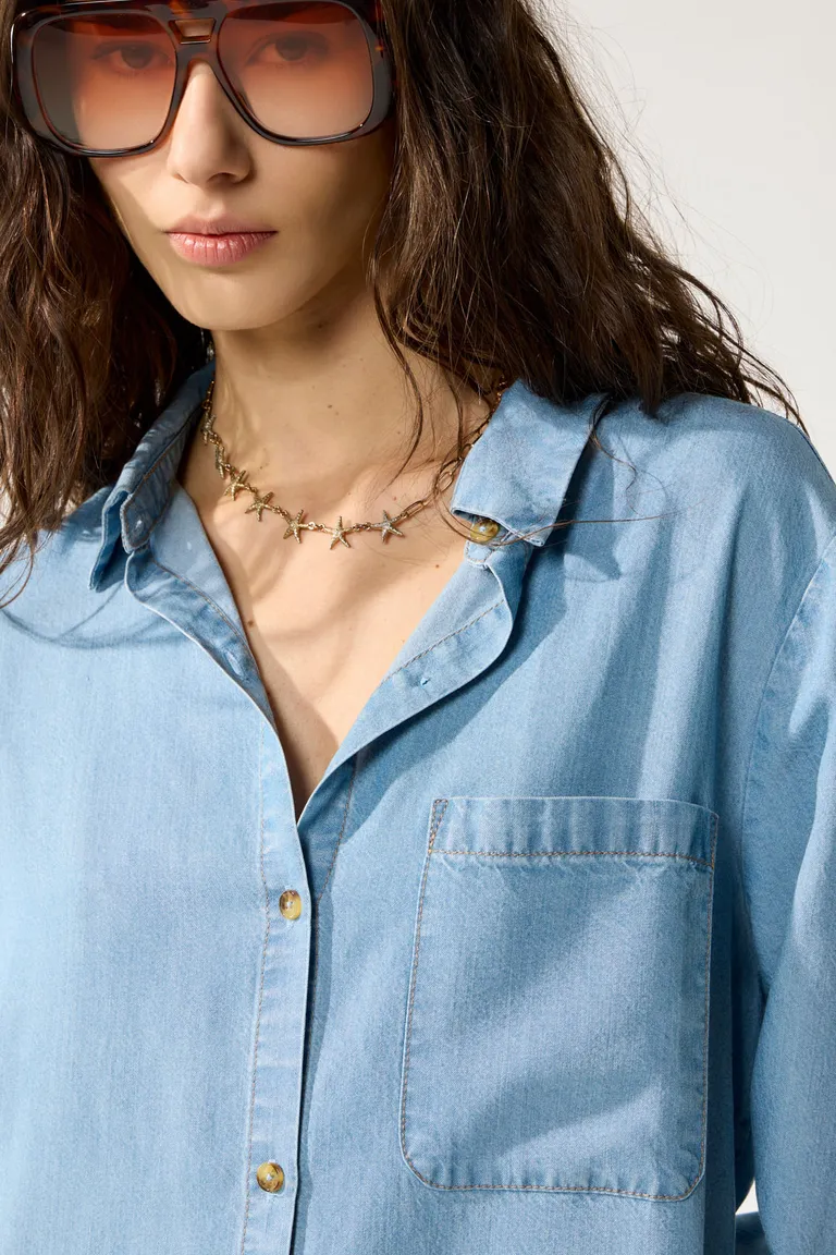 Vestido camisero corto con charreteras y cartera abotonada en azul de Cuesta Blanca en Vestidos para argentina