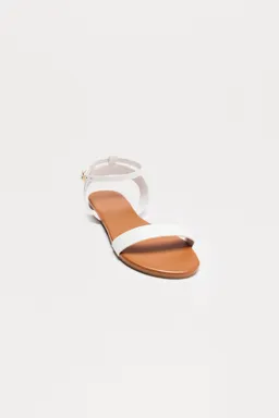 Sandalias chatitas sin excusas de Fashion Nova en Sandalias para argentina