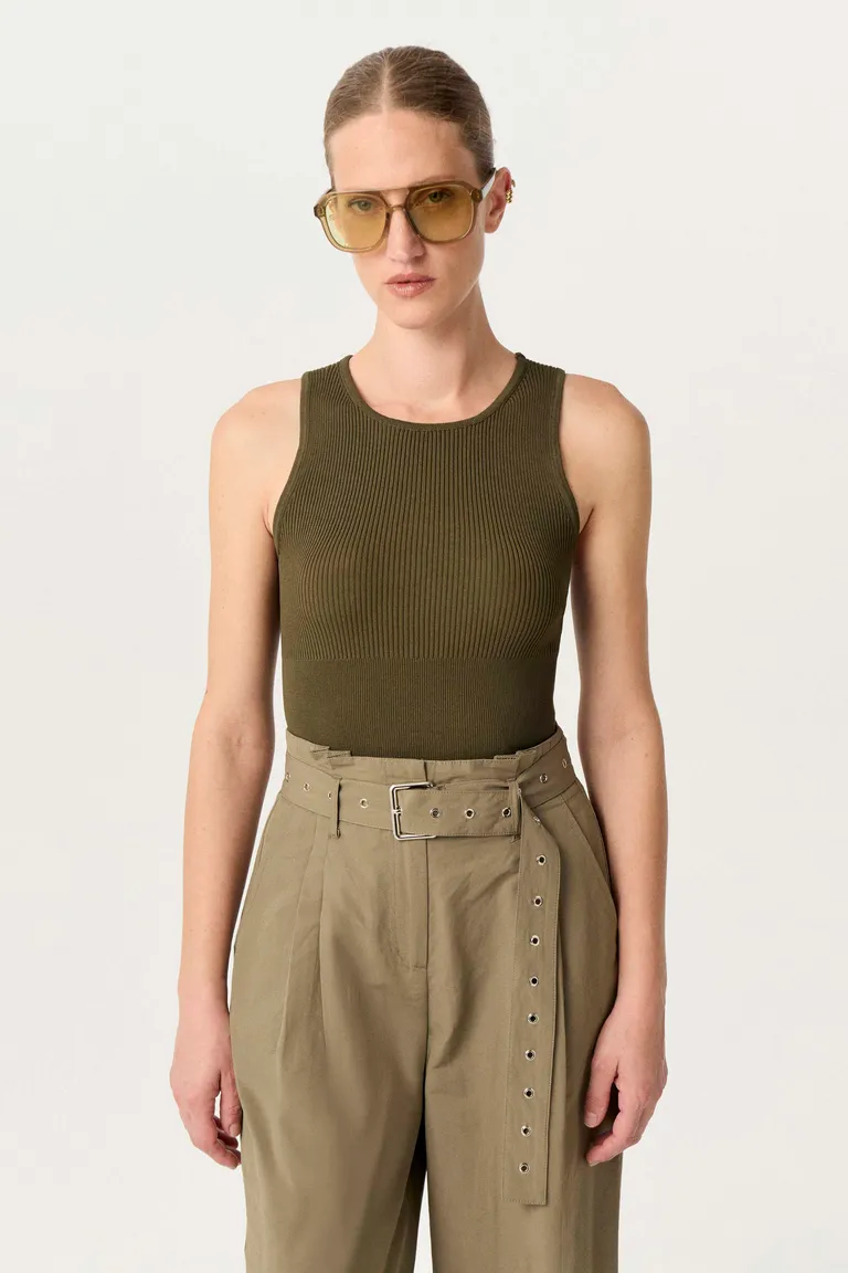 Top de punto liso en color verde con diseño anatómico y escote elegante de Markova en Tops para argentina