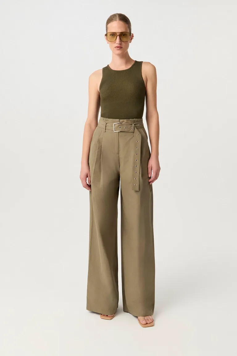 Top de punto liso en color verde con diseño anatómico y escote elegante de Markova en Tops para argentina