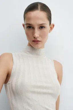 Top canalé cuello alto de Mango en Tops para argentina
