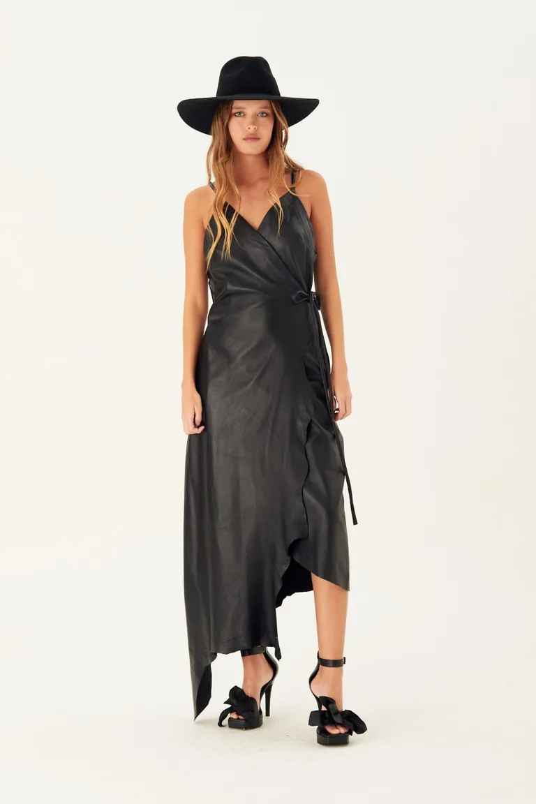 Vestido de cuero sintético negro de diseño envolvente y corte asimétrico de Allo Martinez en Vestidos para argentina