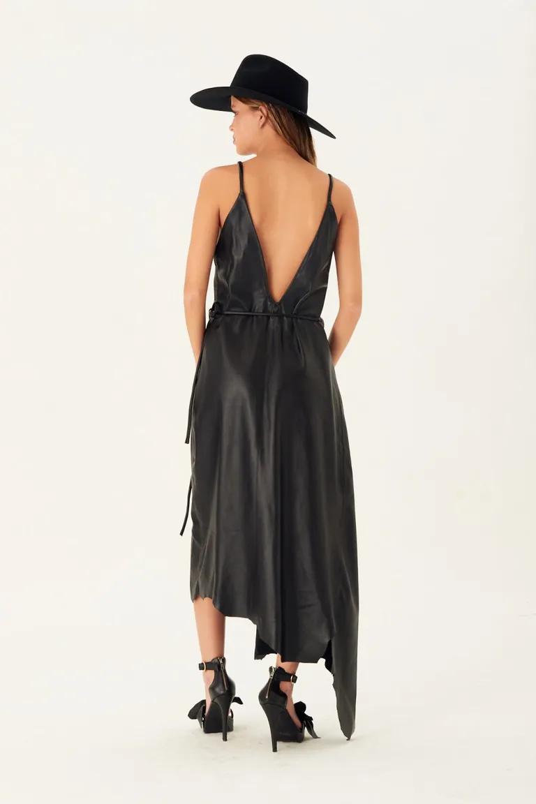 Vestido de cuero sintético negro de diseño envolvente y corte asimétrico de Allo Martinez en Vestidos para argentina