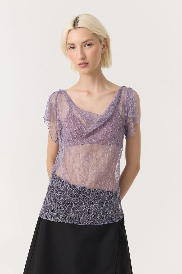 Top de encaje con escote abierto y detalle de torsión en hombros de Furzai en Tops para argentina