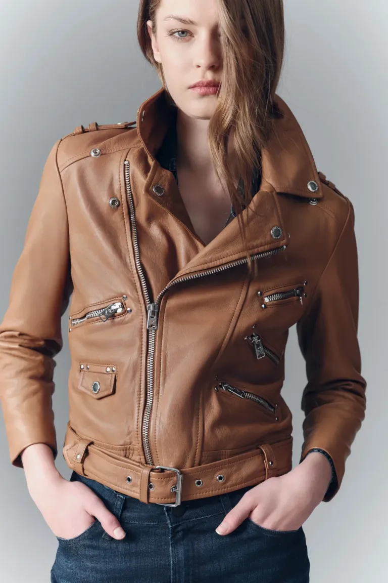 Chaqueta de cuero con detalles metálicos y terminación arrugada para un look rocker de Rapsodia en Chaquetas para argentina