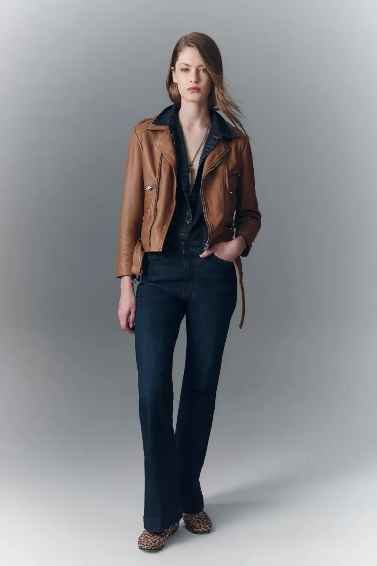 Chaqueta de cuero con detalles metálicos y terminación arrugada para un look rocker de Rapsodia en Chaquetas para argentina