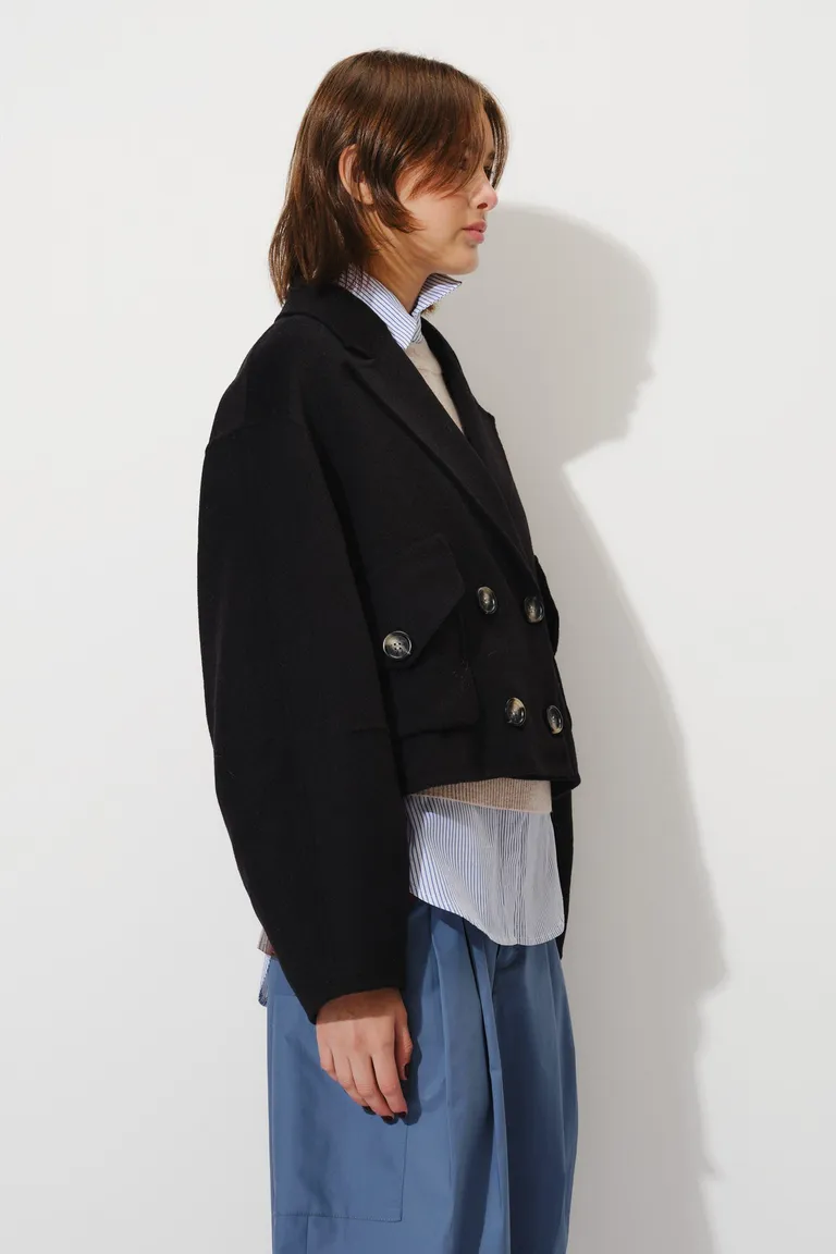 Saco corto tipo boxy con abotonadura frontal y mangas con volumen de Mishka en Chaquetas para argentina