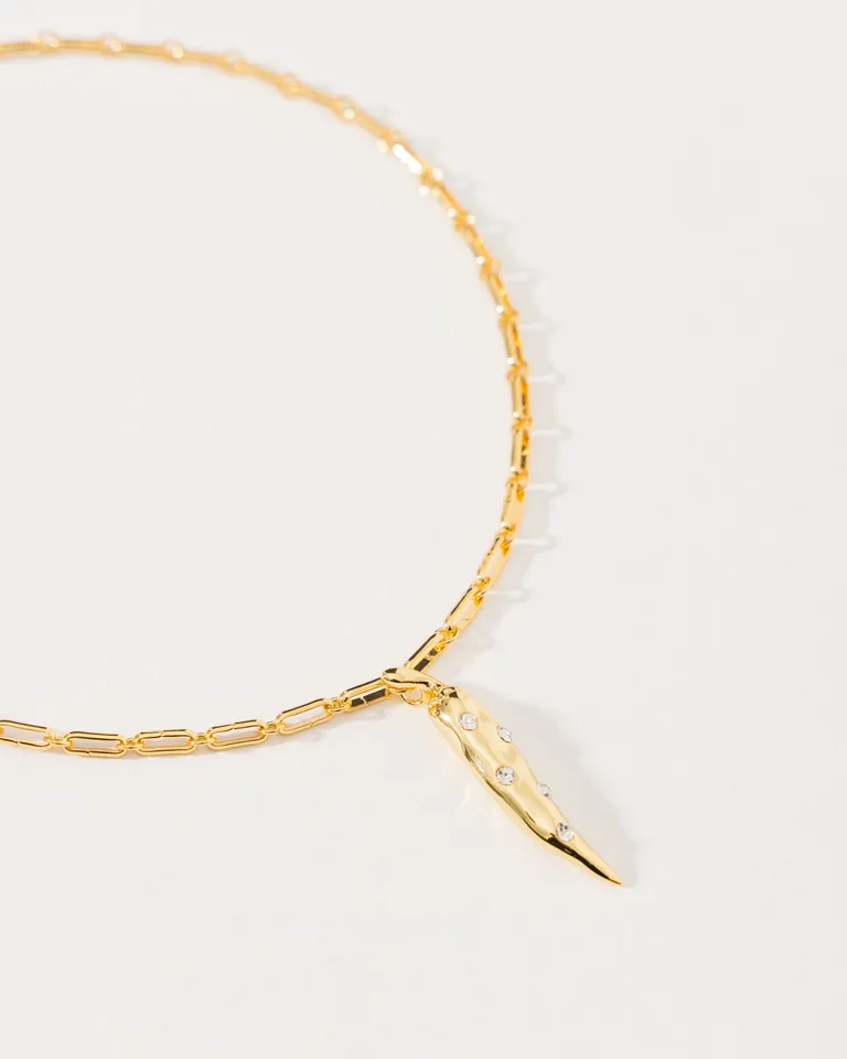 Collar regulable de metal dorado con dije colgante de sweet pepper con strass de Jazmin Chebar en Bijouterie para argentina