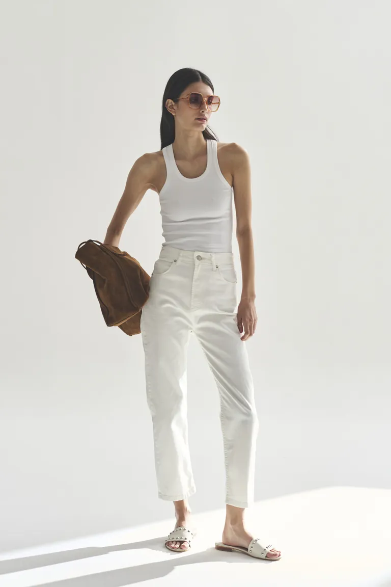 Top sin mangas blanco - Elegancia y estilo en una prenda versátil de Akiabara en Tops para argentina