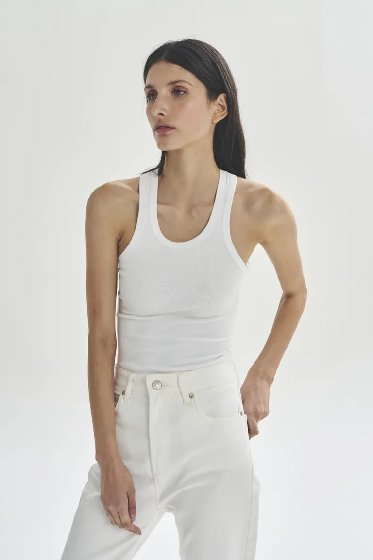 Top sin mangas blanco - Elegancia y estilo en una prenda versátil de Akiabara en Tops para argentina