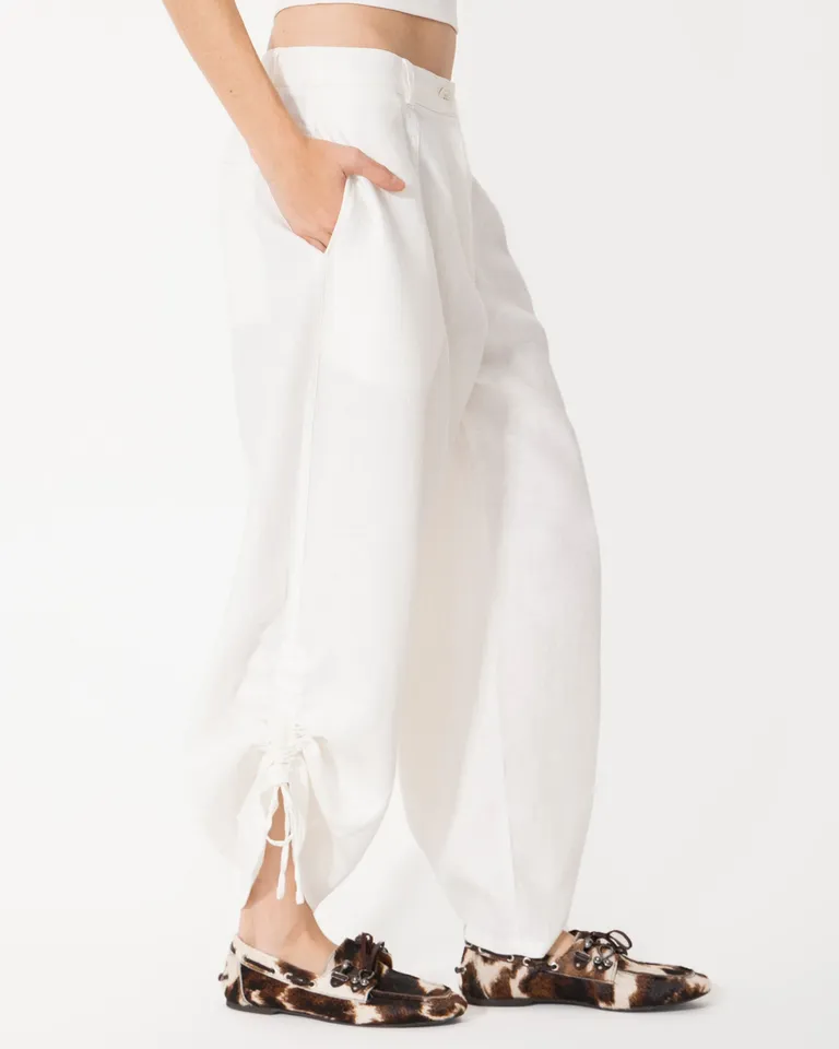 Pantalón de lino blanco con recortes y bordado, un diseño elegante y versátil de Jazmin Chebar en Pantalones para argentina
