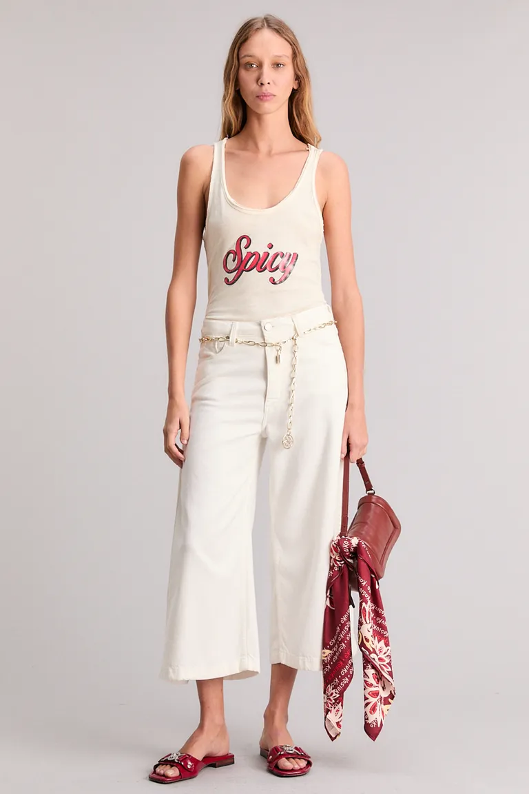 Remera blanca con logo impreso para mujer de estilo casual y urbano de Kosiuko en Remeras para argentina