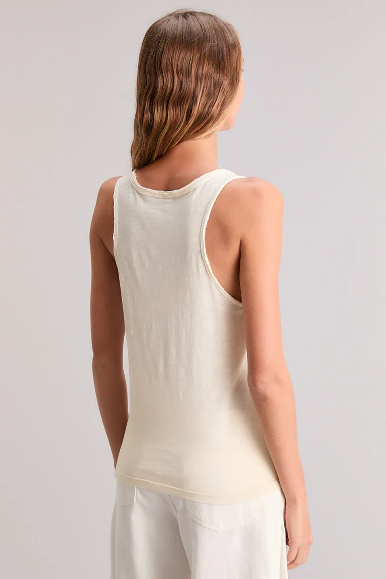 Remera blanca con logo impreso para mujer de estilo casual y urbano de Kosiuko en Remeras para argentina