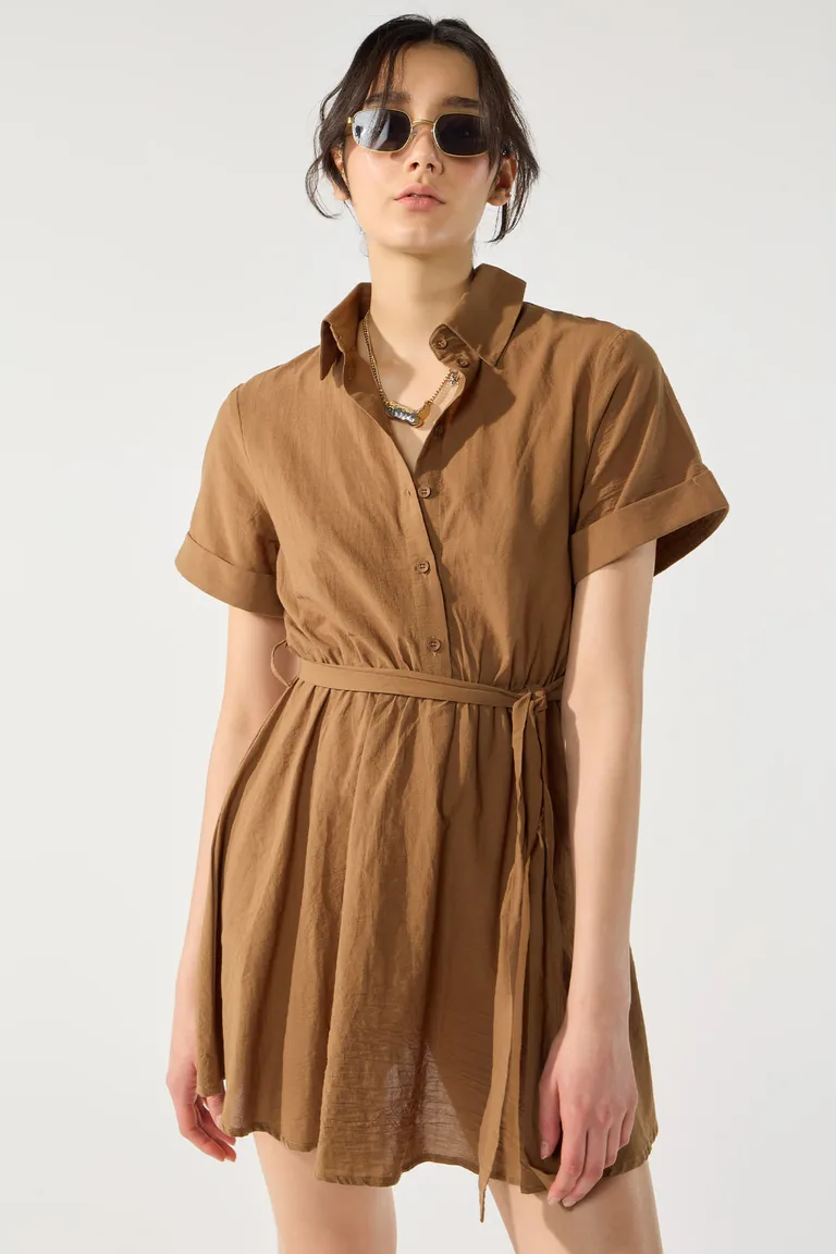 Vestido camisero corto de algodón en tono marrón con diseño elegante y ajustable de Cuesta Blanca en Vestidos para argentina